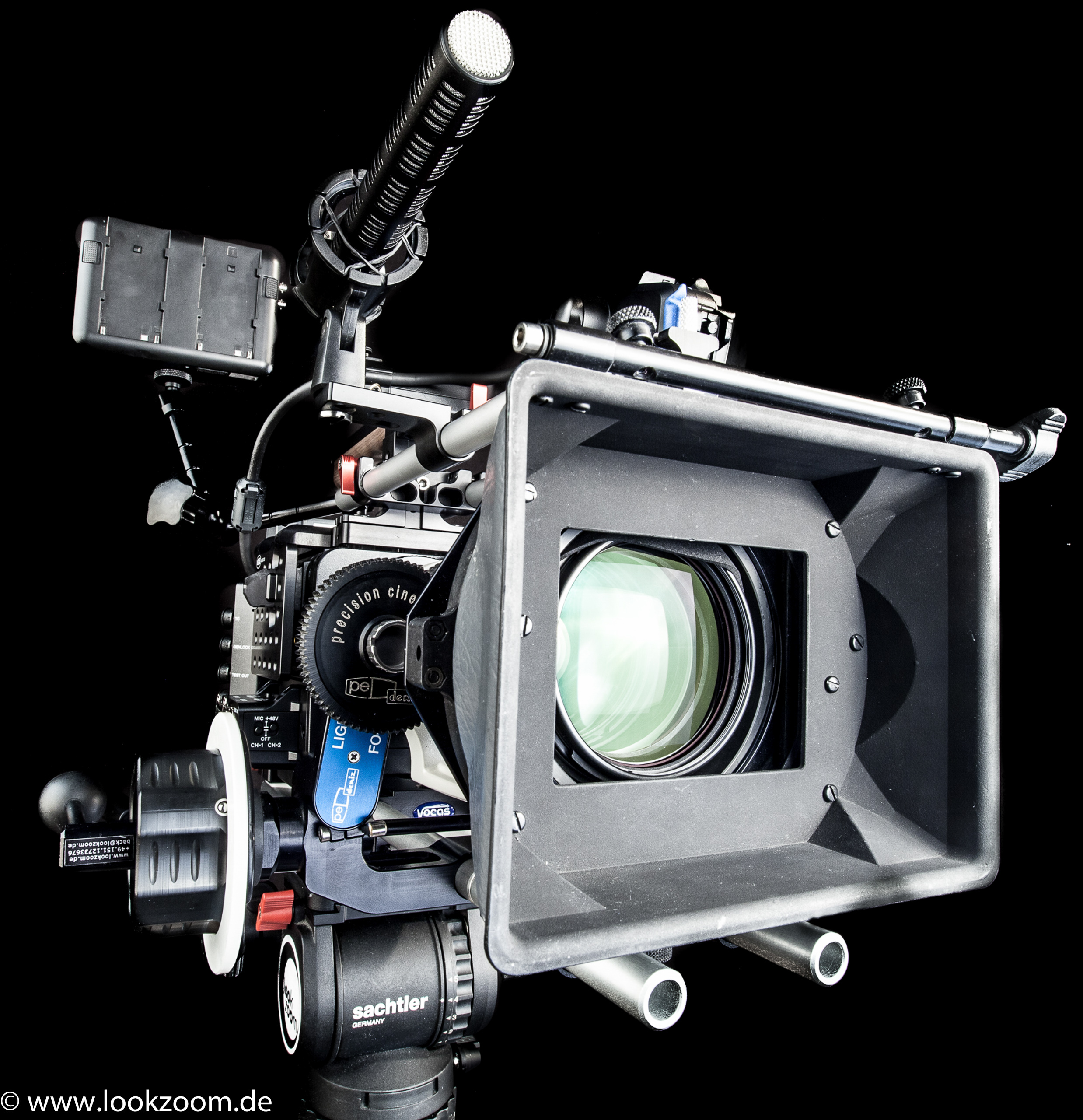 Sony F5 Digitale Videokamera mit Mattebox, Richtmikrofon und Schärfenzieheinrichtung.